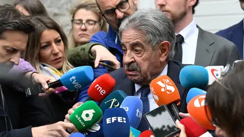 l expresidente de Cantabria Miguel Ángel Revilla atiende a los medios antes de la celebración del acto de conciliación con la representación legal del rey emérito Juan Carlos I en el juzgado de Santander l expresidente de Cantabria Miguel Ángel Revilla atiende a los medios antes de la celebración del acto de conciliación con la representación legal del rey emérito Juan Carlos I en el juzgado de Santander