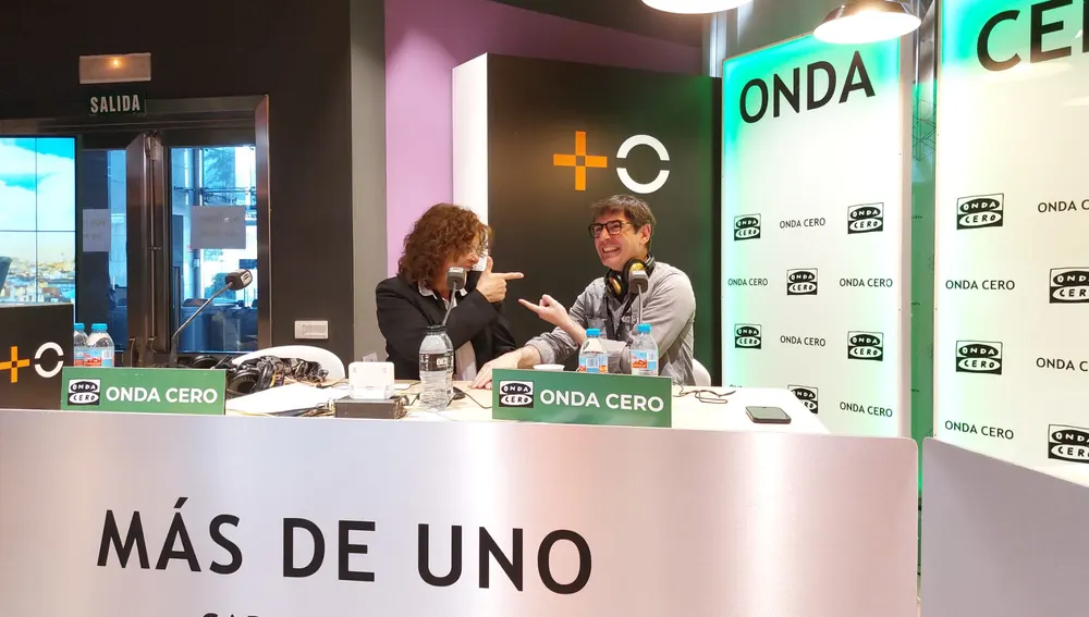 Juanra Bonet junto a Begoña Gómez de la Fuente en 'Más de Uno' Juanra Bonet junto a Begoña Gómez de la Fuente en 'Más de Uno'