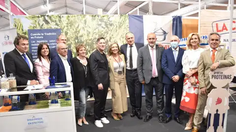 Foto de familia de las administraciones que impulsan Feracam junto al padrino, Carlos Latre Foto de familia de las administraciones que impulsan Feracam junto al padrino, Carlos Latre