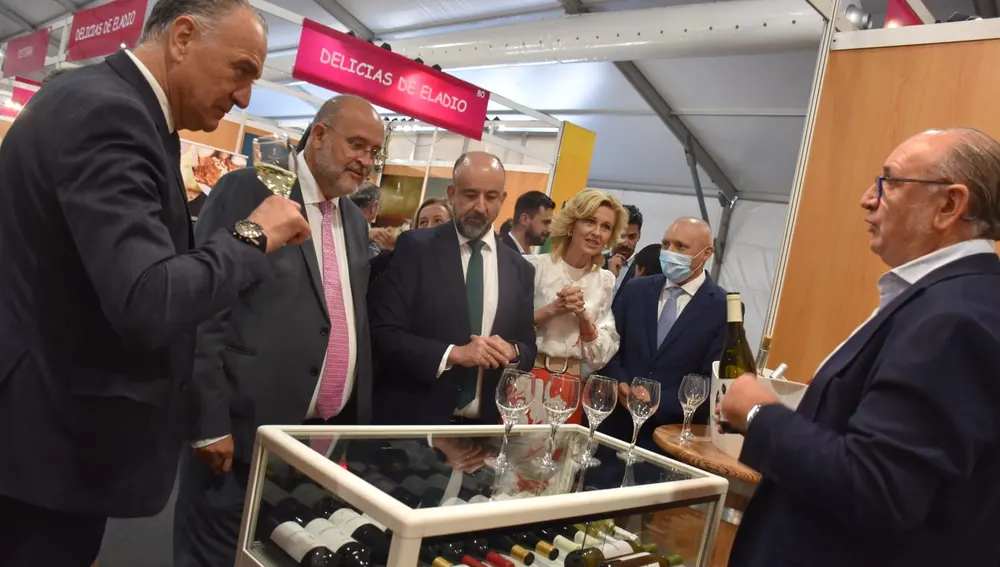 El vicepresidente de la Junta, en el centro, junto al alcalde de Tarancón y el presidente de los empresarios de Tarancón El vicepresidente de la Junta, en el centro, junto al alcalde de Tarancón y el presidente de los empresarios de Tarancón