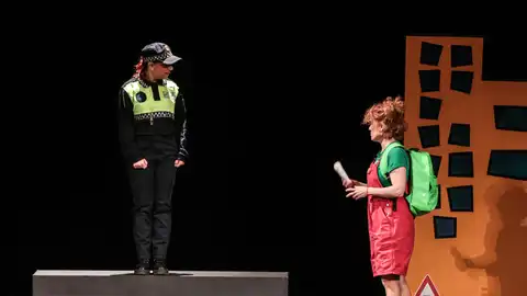 Un millar de estudiantes de Primaria se forman en Elda con teatro en torno a nociones de seguridad vial. Un millar de estudiantes de Primaria se forman en Elda con teatro en torno a nociones de seguridad vial.