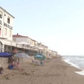Imagen de archivo de construcciones en primera línea de costa en la playa del Pinet de Elche.