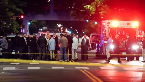 Una multitud congregada en el lugar de los asesinatos frente al Museo Judío en Washington. Una multitud congregada en el lugar de los asesinatos frente al Museo Judío en Washington.
