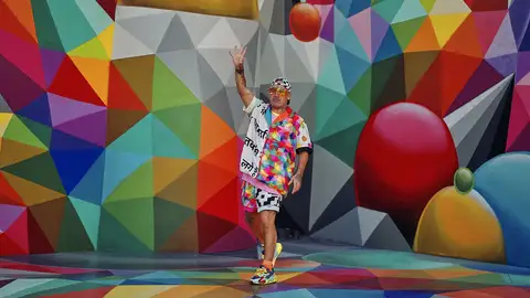 Okuda San Miguel con su obra en Sant Antoni Okuda San Miguel con su obra en Sant Antoni