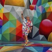 Okuda San Miguel con su obra en Sant Antoni