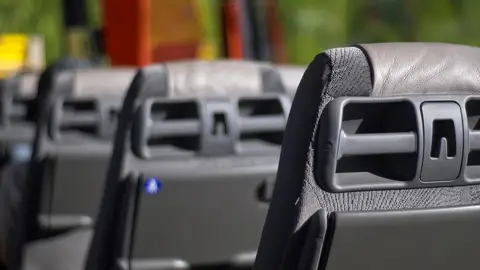 Aragón presentará alegaciones al anteproyecto de viajeros por autobús que suprime 151 paradas Asiento de un autobús