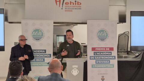 Pedro Matutes, presidente de la Acad&egrave;mia de Gastronomia d'Eivissa i Formentera durante la entrega de los premios