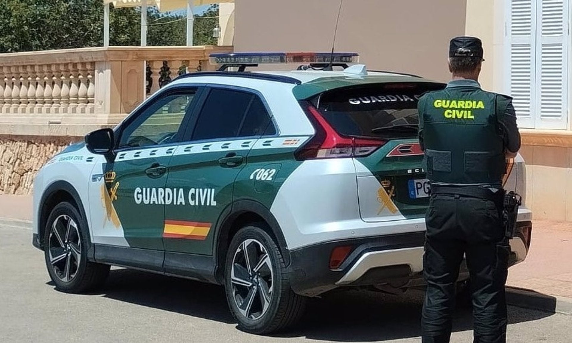 Detenido un hombre por robo con fuerza en interior de vehículo tras una investigación de la Guardia Civil Detenido un hombre por robo con fuerza en interior de vehículo tras una investigación de la Guardia Civil