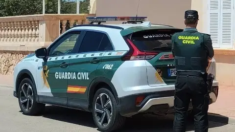 Detenido un hombre por robo con fuerza en interior de vehículo tras una investigación de la Guardia Civil Detenido un hombre por robo con fuerza en interior de vehículo tras una investigación de la Guardia Civil