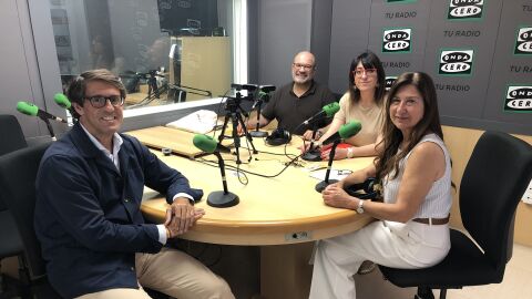 Juan de Dios Navarro, Felip S&aacute;nchez y Patricia Maci&aacute; con Mayte Vilaseca