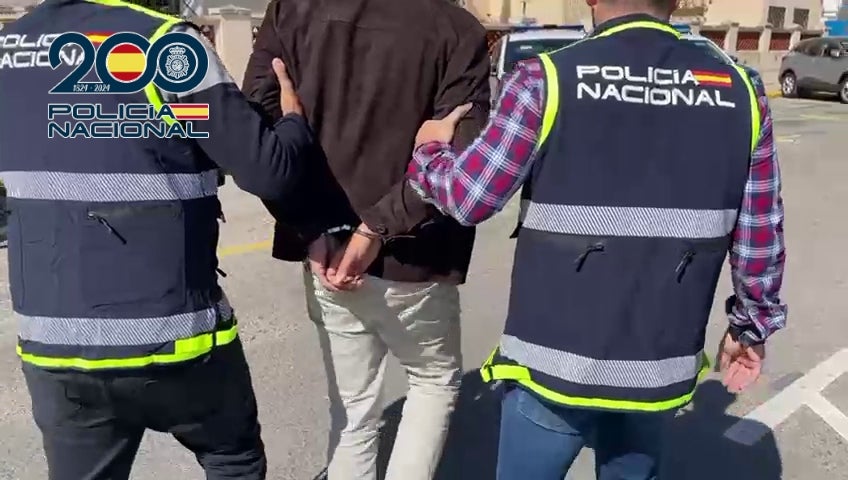 Detenida una pareja por estafar a mayores y quitarles sus tarjetas bancarias Detenida una pareja por estafar a mayores y quitarles sus tarjetas bancarias