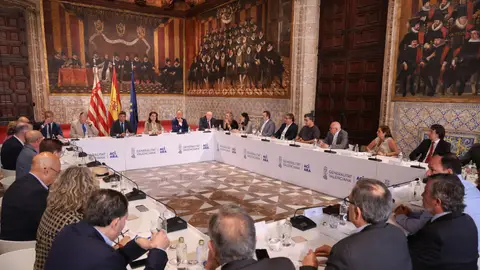 El president ha presidido la reunión con las empresas proveedoras. El president ha presidido la reunión con las empresas proveedoras.