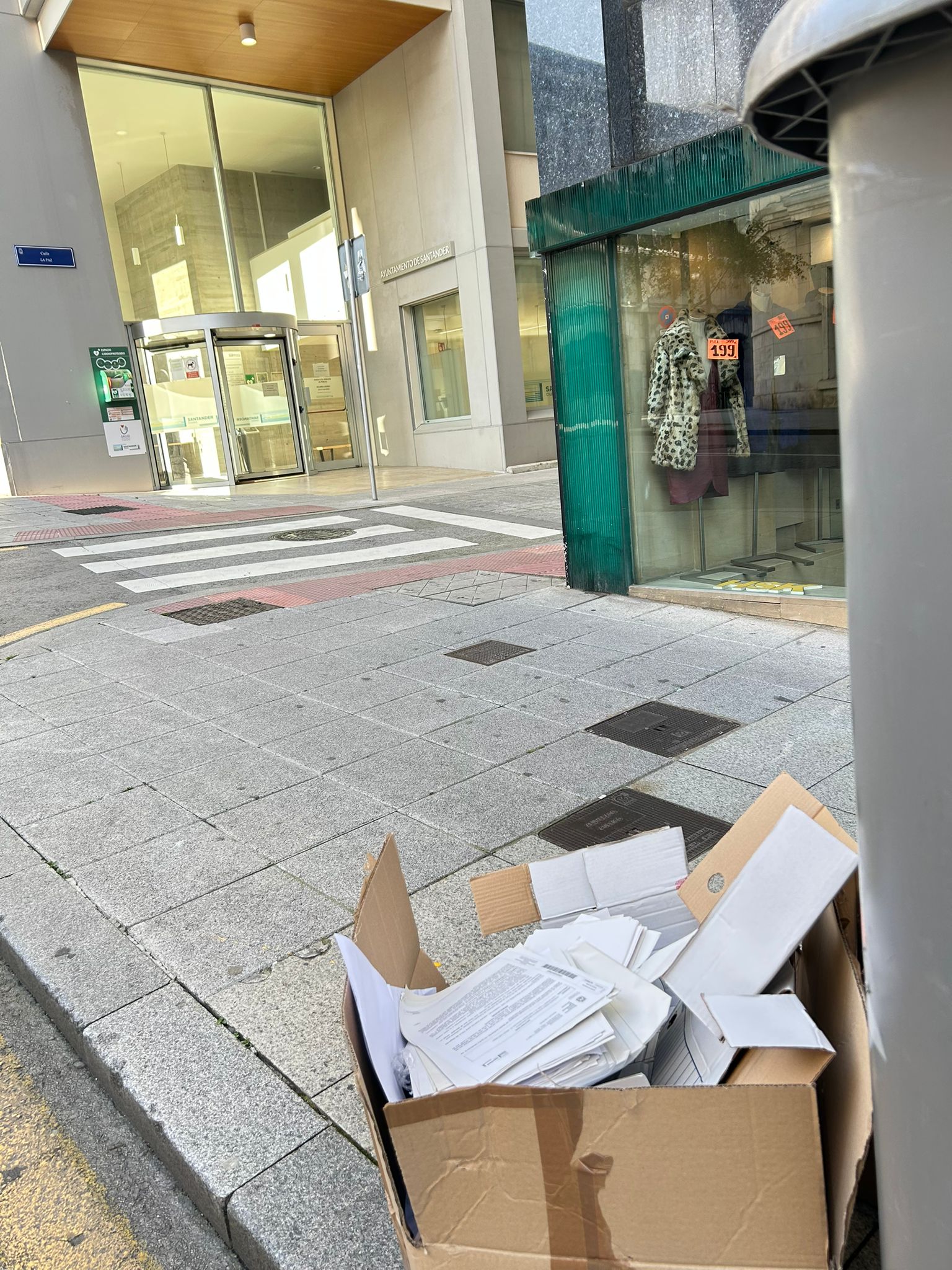 Depositan documentos municipales con datos personales en la calle junto al edificio La Paz de Santander Depositan documentos municipales con datos personales en la calle junto al edificio La Paz de Santander