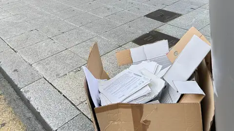 Documentos municipales con datos personales en la calle junto al edificio La Paz de Santander Documentos municipales con datos personales en la calle junto al edificio La Paz de Santander