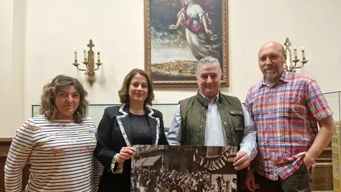 La alcaldesa de Teruel, Emma Buj, junto a representantes de Interpeñas VAQUILLA