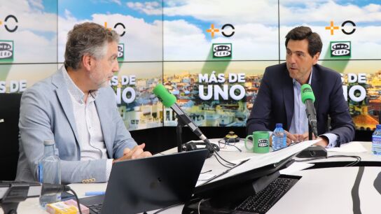 Joaqu&iacute;n Colino, director de negocio B2B de MasOrange, con Carlos Alsina