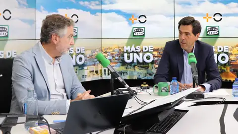 Joaquín Colino, director de negocio B2B de MasOrange, con Carlos Alsina Joaquín Colino, director de negocio B2B de MasOrange, con Carlos Alsina