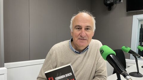 El escritor Fernando Benzo presentando El Drag&oacute;n Negro