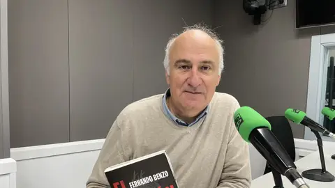 El escritor Fernando Benzo presentando El Dragón Negro El escritor Fernando Benzo presentando El Dragón Negro