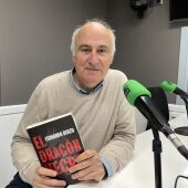 El escritor Fernando Benzo presentando El Dragón Negro