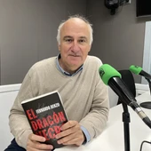 El escritor Fernando Benzo presentando El Dragón Negro El escritor Fernando Benzo presentando El Dragón Negro
