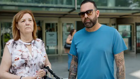 La madre de una de las victimas de la dana, Cristina Rodríguez, y el hermano del fallecido, Aitor Saiz, aguardan ante la Ciudad de la Justicia este jueves tras declarar ante la jueza de Catarroja (Valencia) que instruye la causa penal por la dana. La madre de una de las victimas de la dana, Cristina Rodríguez, y el hermano del fallecido, Aitor Saiz, aguardan ante la Ciudad de la Justicia este jueves tras declarar ante la jueza de Catarroja (Valencia) que instruye la causa penal por la dana.