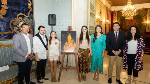 Les belleses del foc, junto al cartel y su autora, al pregonero, el alcalde y la concejala de fiestas Les belleses del foc, junto al cartel y su autora, al pregonero, el alcalde y la concejala de fiestas