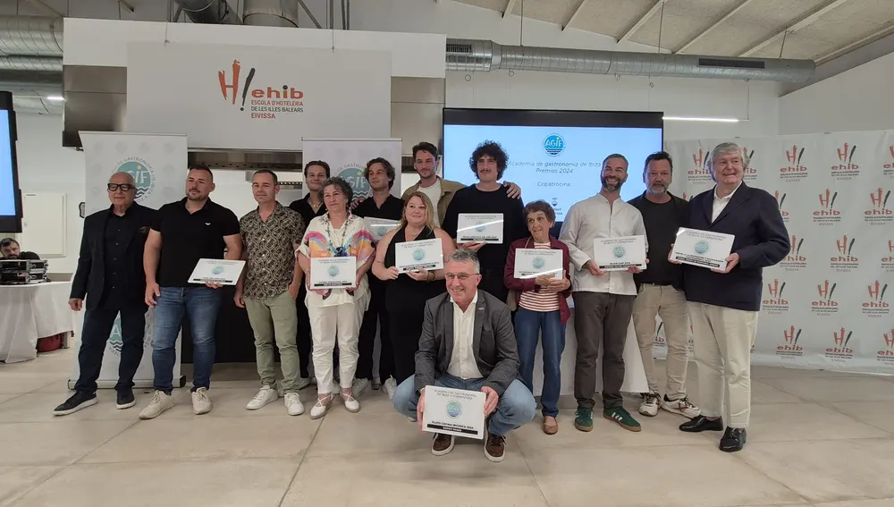 Los ganadores de este año junto a parte de la Acadèmia de la Gastronomia d'Eivissa i Formentera Los ganadores de este año junto a parte de la Acadèmia de la Gastronomia d'Eivissa i Formentera