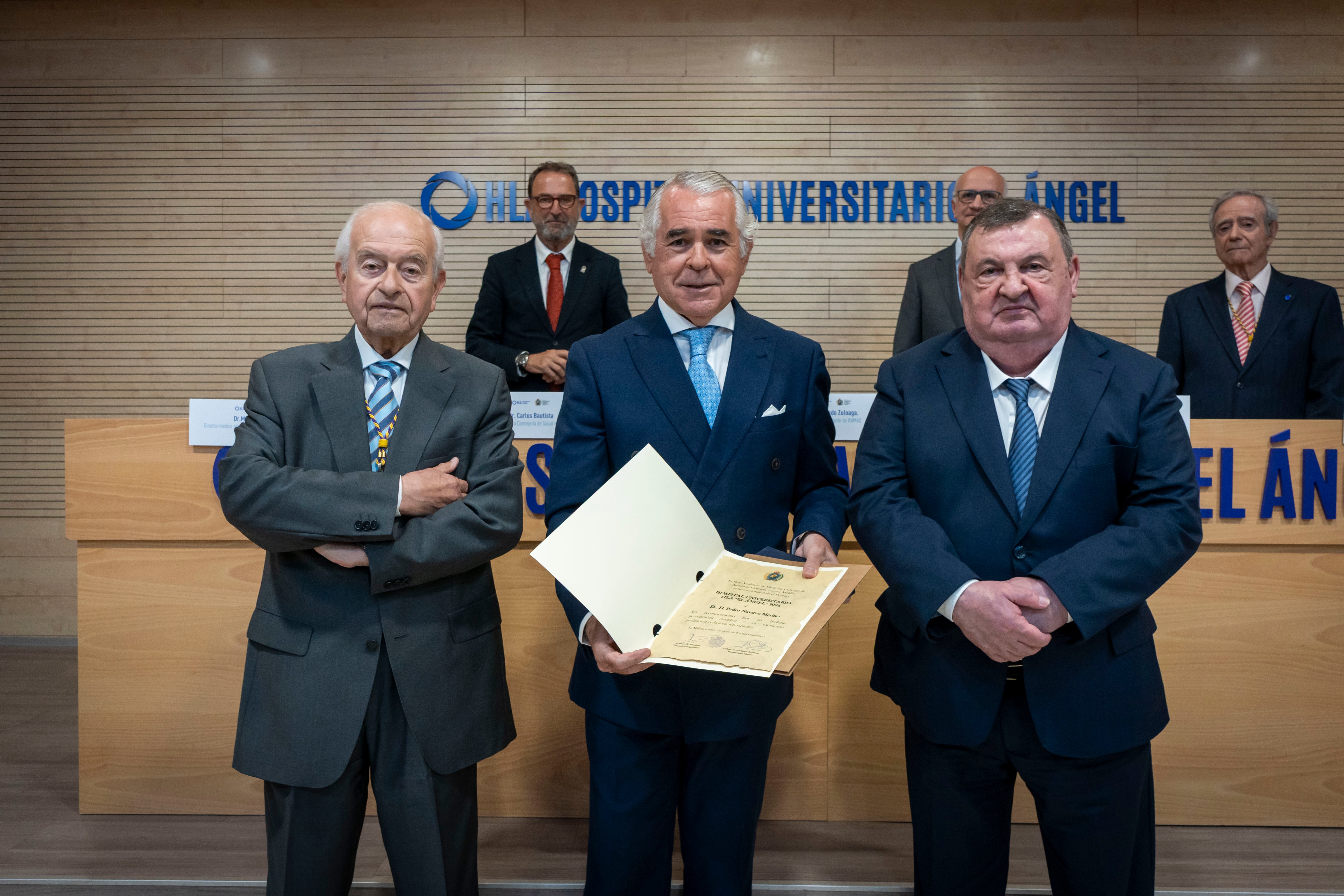 El Hospital Universitario HLA El Ángel acoge la entrega del premio a la Excelencia Profesional de la RAMAO al Dr. Pedro Navarro El Hospital Universitario HLA El Ángel acoge la entrega del premio a la Excelencia Profesional de la RAMAO al Dr. Pedro Navarro