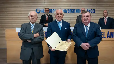 El Hospital Universitario HLA El Ángel acoge la entrega del premio a la Excelencia Profesional de la RAMAO al Dr. Pedro Navarro El Hospital Universitario HLA El Ángel acoge la entrega del premio a la Excelencia Profesional de la RAMAO al Dr. Pedro Navarro