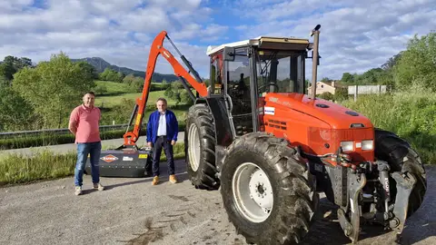 El alcalde naveto junto a la nueva desbrozadora El alcalde naveto junto a la nueva desbrozadora
