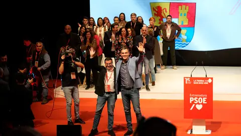 El secretario general del PSOE de Extremadura, Miguel Ángel Gallardo, y el secretario general del PSOE y presidente del Gobierno, Pedro Sánchez, durante la clausura del 15º Congreso del PSOE de Extremadura, en el Palacio de Congresos de Plasencia, a 19 de enero de 2025. El secretario general del PSOE de Extremadura, Miguel Ángel Gallardo, y el secretario general del PSOE y presidente del Gobierno, Pedro Sánchez, durante la clausura del 15º Congreso del PSOE de Extremadura, en el Palacio de Congresos de Plasencia, a 19 de enero de 2025.