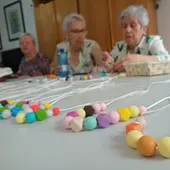 Elaboración de collares de lactancia, personas usuarias del Centro de Mayores de Bonillas y Enlazados Valdepeñas Elaboración de collares de lactancia, personas usuarias del Centro de Mayores de Bonillas y Enlazados Valdepeñas