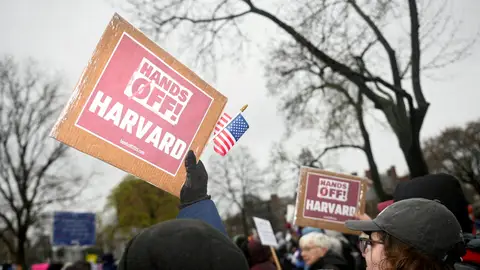 Manifestantes se congregan en Cambridge Common en una protesta, en la que se insta a la dirección de la Universidad de Harvard a resistir la injerencia del gobierno federal de EEUU en la institución, Manifestantes se congregan en Cambridge Common en una protesta, en la que se insta a la dirección de la Universidad de Harvard a resistir la injerencia del gobierno federal de EEUU en la institución,