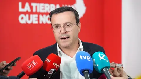 Miguel Ángel Gallardo recogió este miércoles su credencial como diputado en la Asamblea de Extremadura y ya es aforado Miguel Ángel Gallardo recogió este miércoles su credencial como diputado en la Asamblea de Extremadura y ya es aforado