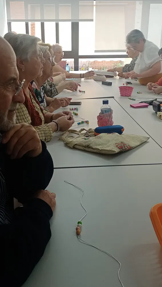 Personas usuarias del Centro de Mayores de Bonillas y socias de Enlazados elaboran collares de lactancia Personas usuarias del Centro de Mayores de Bonillas y socias de Enlazados elaboran collares de lactancia