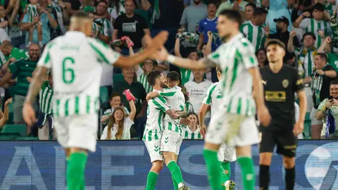 Isco y Antony celebran al fondo el gol del Betis al Valencia. Isco y Antony celebran al fondo el gol del Betis al Valencia.