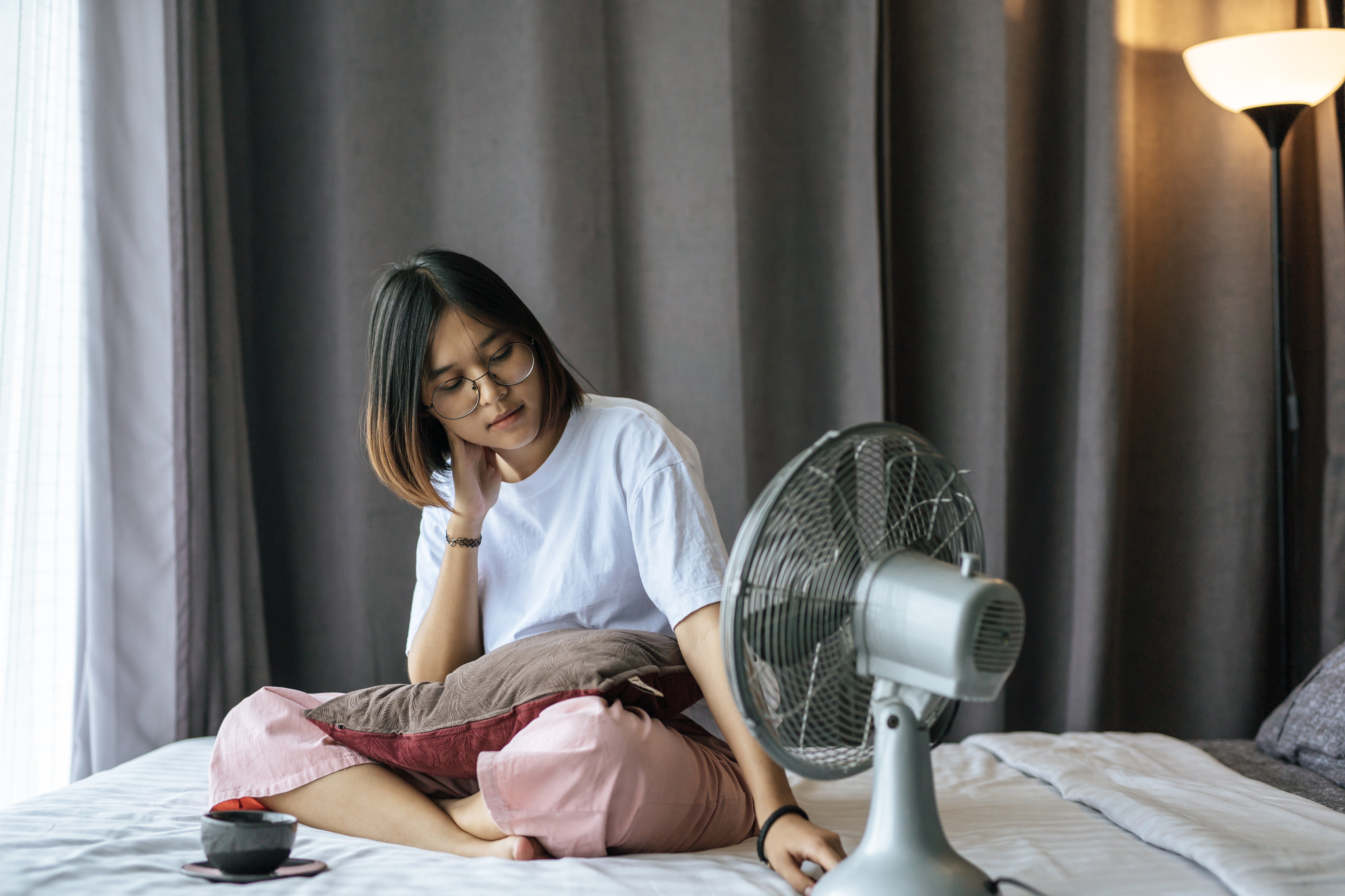 Cinco consejos para ahorrar en la factura de la luz con la llegada del calor Cinco consejos para ahorrar en la factura de la luz con la llegada del calor