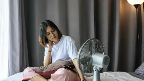 Chica con un ventilador Chica con un ventilador