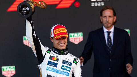 El piloto Lando Norris celebra su triunfo en el GP de M&oacute;naco