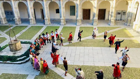 Arranca esta tarde el VIII Festival Cervantino de Música y Danza Tradicional de Alcalá de Henares Grupo de Coros y Danzas "La Nacencia" del Centro Extremeño de Alcalá de Henares