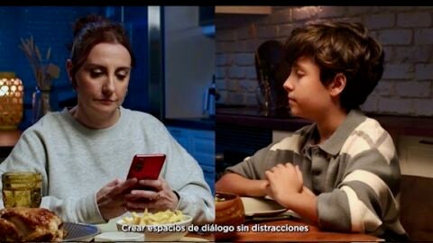 Imagen de la campaña de la Fundación Atresmedia "Saca el móvil de la cena" Imagen de la campaña de la Fundación Atresmedia "Saca el móvil de la cena"