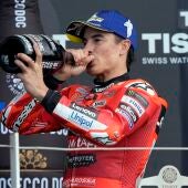 Marc Márquez sube al podio en Silverstone en el triunfo de Bezzecchi