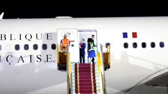 Captura del momento en el que Brigitte le da una bofetada o gesto de complicidad a Macron