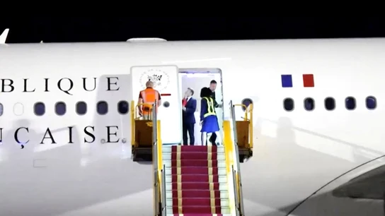 Captura del momento en el que Brigitte le da una bofetada o gesto de complicidad a Macron Captura del momento en el que Brigitte le da una bofetada o gesto de complicidad a Macron