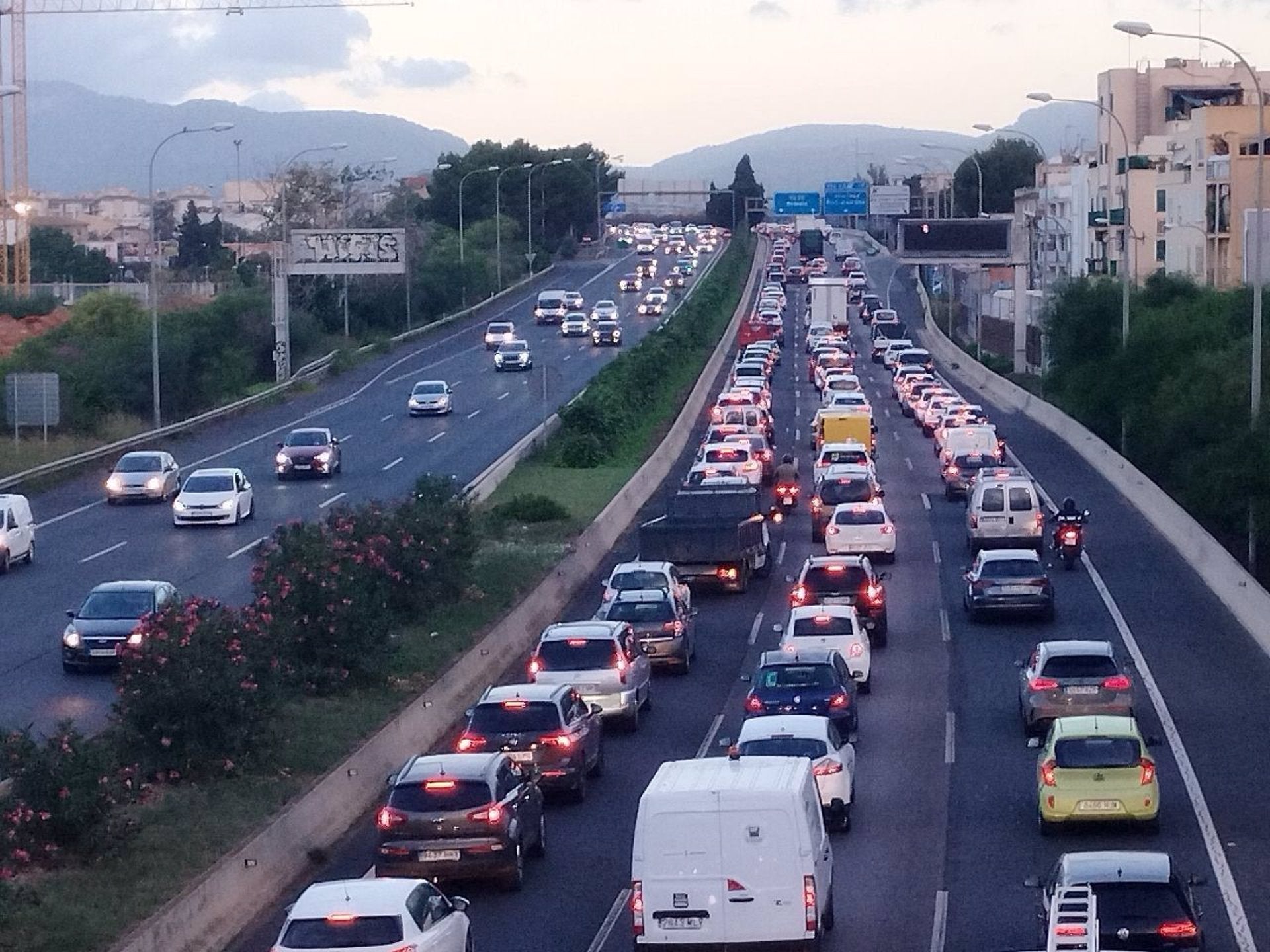 Atasco de vehículos en la Vía de cintura de Palma, en Mallorca Atasco de vehículos en la Vía de cintura de Palma, en Mallorca