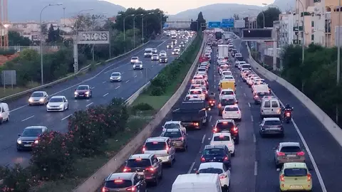 Atasco de vehículos en la Vía de cintura de Palma, en Mallorca Atasco de vehículos en la Vía de cintura de Palma, en Mallorca