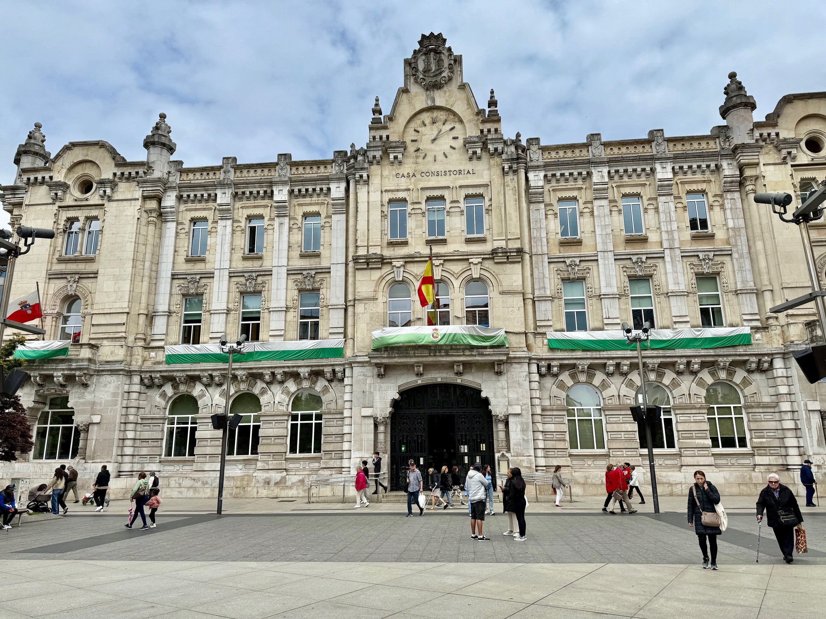 El balcón del Ayuntamiento de Santander se viste de verdiblanco en apoyo al Racing El balcón del Ayuntamiento de Santander se viste de verdiblanco en apoyo al Racing