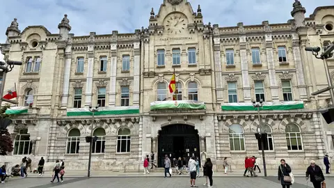 El balcón del Ayuntamiento de Santander se viste de verdiblanco en apoyo al Racing El balcón del Ayuntamiento de Santander se viste de verdiblanco en apoyo al Racing