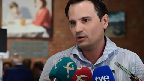 Bautista tilda a Gallardo de "señor temeroso que se esconde tras un escaño" para "evadir" a la Justicia Bautista tilda a Gallardo de "señor temeroso que se esconde tras un escaño" para "evadir" a la Justicia